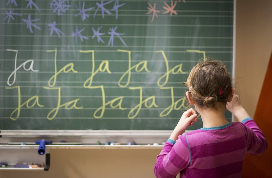 Ein Maedchen uebt an einer Tafel Schreiben. Unterricht an einer Schule in Goerlitz, 03.02.2017. , available, , Goerlitz Deutschland PUBLICATIONxINxGERxSUIxAUTxONLY Copyright: xFlorianxGaertnerx