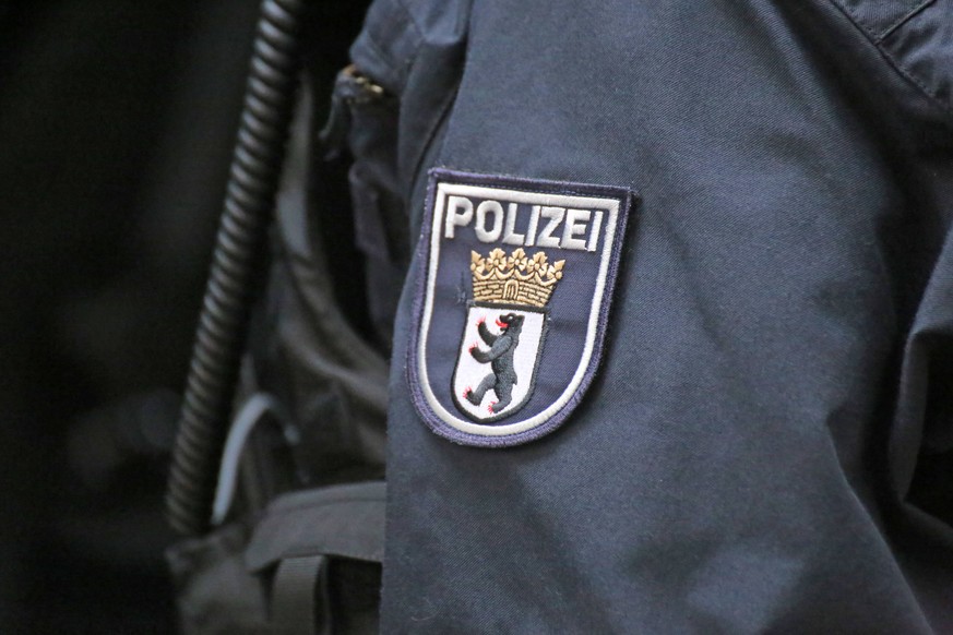 Wappen der Berliner Polizei auf dem Einsatzanzug eines Polizisten *** Coat of arms of the Berlin police on a police officers uniform Copyright: xx