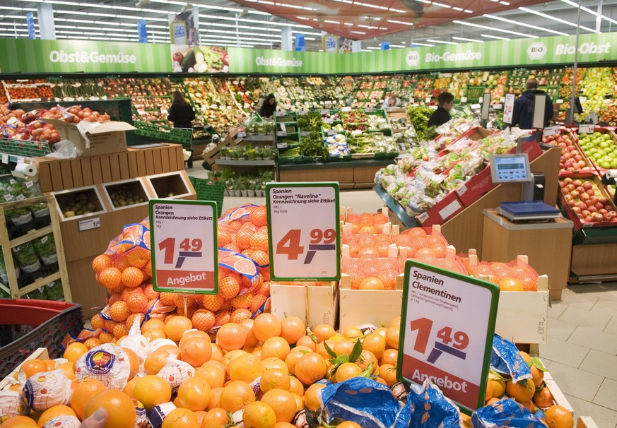 Die Gemüse- und Obstabteilung eines Real-Supermarktes.