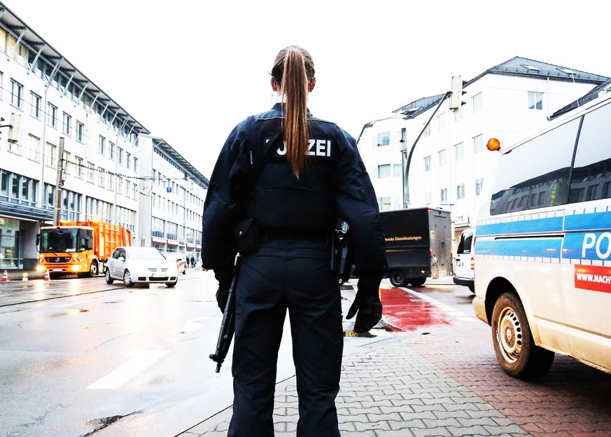Polizistin mit Maschienenpistole sichert die Absperrung zur Halberstädterstrasse vor dem Landgericht - Gegen das Landgericht Magdeburg ist eine Bombendrohung am Donnerstag Abend per Email eingegangen  ...