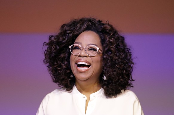 ARCHIV - 29.11.2018, S�dafrika, Soweto: Oprah Winfrey, Moderatorin aus den USA, h�lt eine Rede bei einer Veranstaltung an der University of Johannesburg, in der sie Mandela w�rdigte und sich f�r die G ...