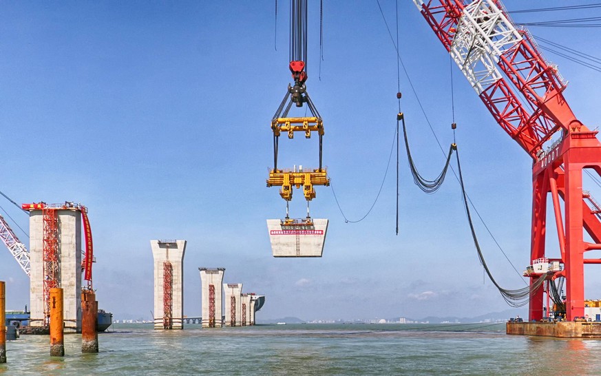 (181022) -- ZHUHAI, Oct. 22, 2018 () -- Photo taken on Sept. 6, 2015 shows the construction site of the Hong Kong-Zhuhai-Macao Bridge in the Lingdingyang waters, south China. The Hong Kong-Zhuhai-Maca ...