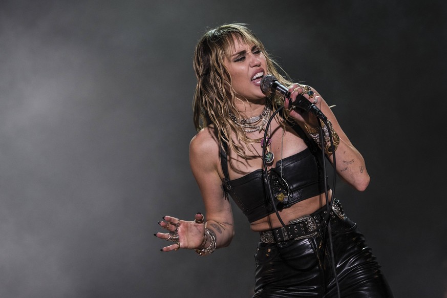 Verdensstjernen, Miley Cyrus, festede paa Roed Scene omkring midnat paa Tinderbox fredag den 28. juni 2019. BT og For Denmark only.. , Odense Denmark *** The World Star, Miley Cyrus, attached to the R ...