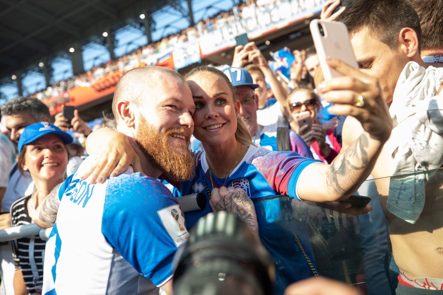 Argentina vs Iceland MOSCOU, MO - 16.06.2018: ARGENTINA VS ICELAND - Aron Gunnarsson of Iceland takes photo with his wife after match match between Argentina and Iceland valid for the first round of G ...
