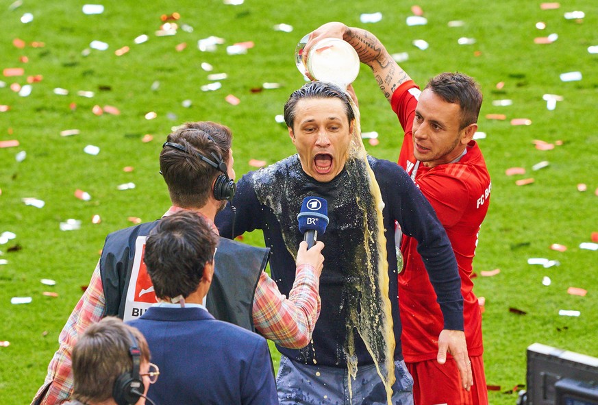 Winners ceremony with trophy: RAFINHA FCB 13 beer shower for headcoach Niko Kovac FCB, team manager, coach, FC BAYERN MUNICH - EINTRACHT FRANKFURT 5-1 - DFL REGULATIONS PROHIBIT ANY USE OF PHOTOGRAPHS ...