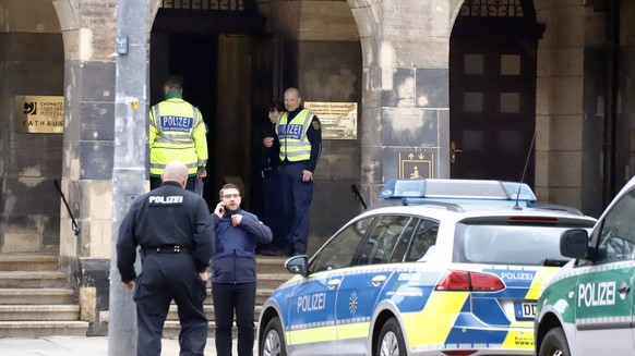 Polizisten sperren nach einer Bombendrohung im März 2019 das Chemnitzer Rathaus ab.