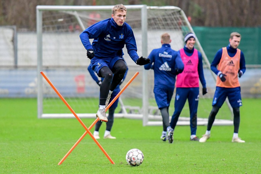 Deutschland , Hamburg , Volksparkstadion , 2. Fussball Bundesliga , Training des Hamburger SV Jann - Fiete Arp ( HSV ) DFL REGULATIONS PROHIBIT ANY USE OF PHOTOGRAPHS AS IMAGE SEQUENCES AND/OR QUASI-V ...