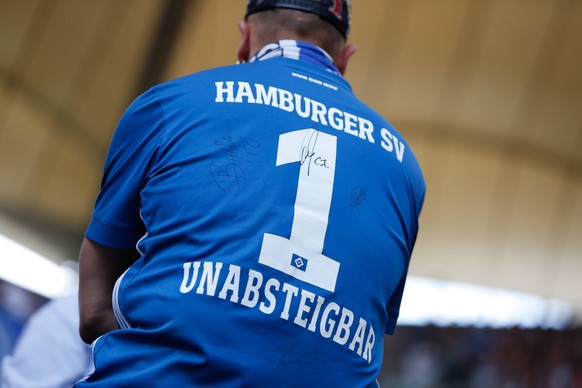 12.05.2018, xtgx, Fussball 1.Bundesliga, Hamburger SV - Borussia Moenchengladbach, emspor, v.l. hamburger fan in einem trikot mit aufdruck unabsteigbar Hamburg *** 12 05 2018 xtgx Football 1 Bundeslig ...