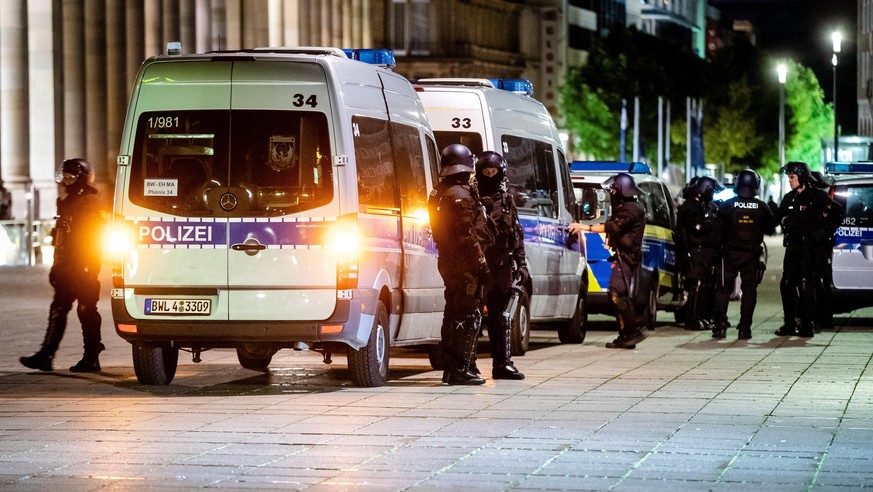 21.06.2020, Baden-Württemberg, Stuttgart: Einheiten der Polizei stehen in der Innenstadt. Mehrere Menschen randalierten in der Nacht in der Stuttgarter Innenstadt. Es kam zu Plünderungen und Gewalttat ...