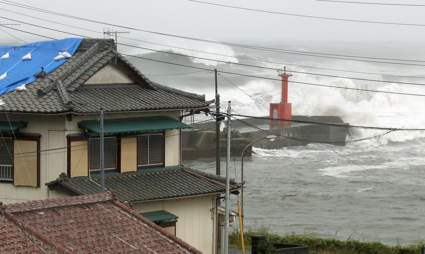 Powerful typhoon in Japan High waves pound the coast of Tateyama, Chiba Prefecture, eastern Japan, on Oct. 12, 2019, ahead of the arrival of Typhoon Hagibis. PUBLICATIONxINxGERxSUIxAUTxHUNxONLY
