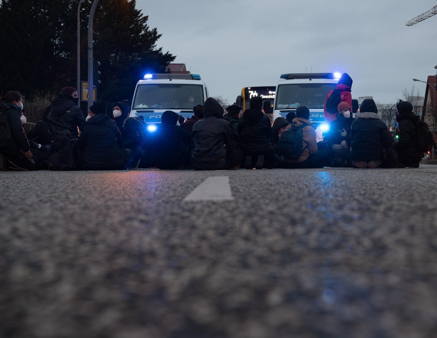 07.04.2021, Brandenburg, Schönefeld: Demonstranten blockieren eine Kreuzung auf der Waßmannsdorfer Chaussee in Schönefeld. Mit der Aktion protestieren sie gegen eine von Brandenburg organisierte Samme ...