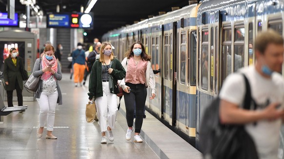 Maskenpflicht im oeffentlichen Personennahverkehr.
U-Bahn Muenchen am 16.05.2020.
Auf dem Bahnsteig gehen Fahrgaeste 
zum Zug -alle tragen Masken.
Mund-Nasen-Schutz.Munschutz,Maske,
OEPNV,oeffentliche ...