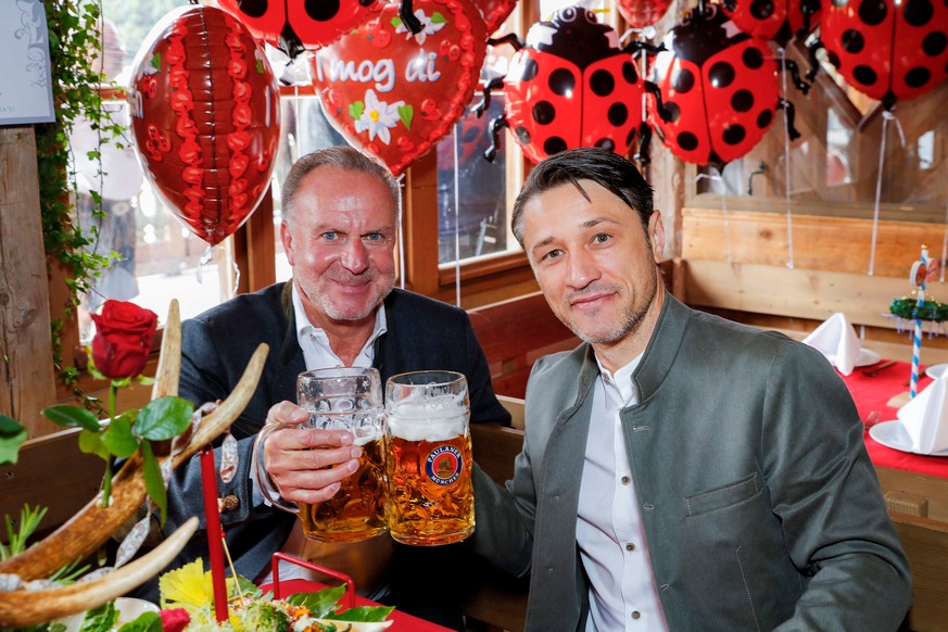 FC Bayern Munich&#039;s coach Niko Kovac and CEO Karl-Heinz Rummenigge pose during a visit at the Oktoberfest in Munich, Germany, October 7, 2018. Bayern Munich/Handout via Reuters. ATTENTION EDITORS  ...