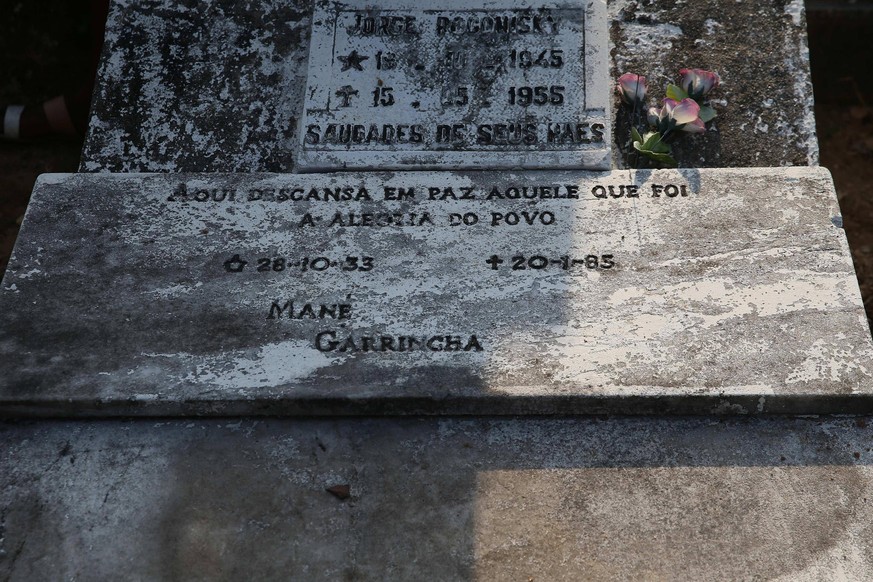Das Grab der Legende mit der Inschrift: Hier ruht in Frieden der, der die Freude der Leute war – Mané Garrincha