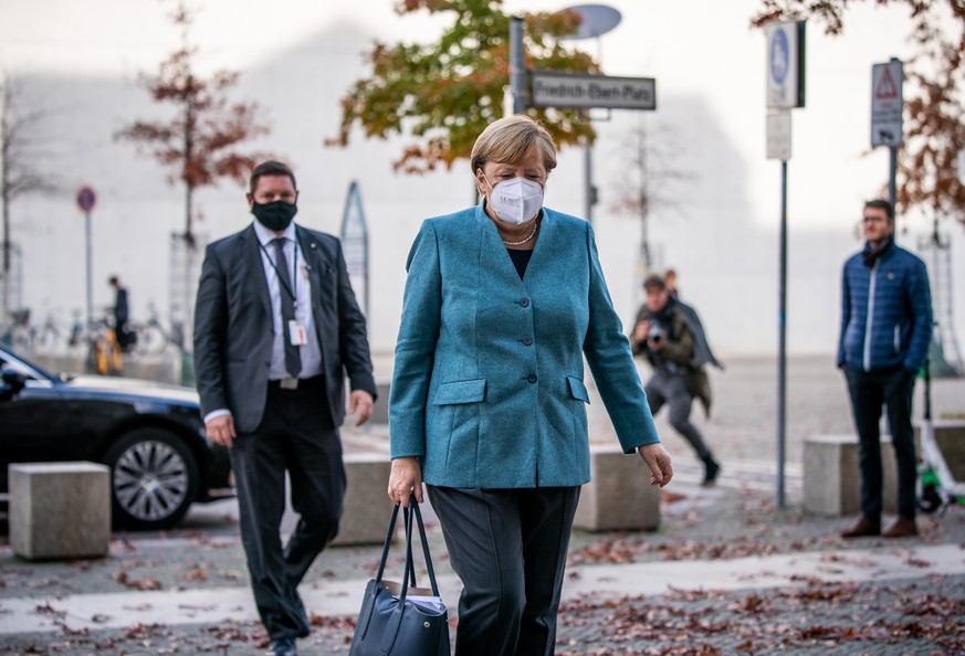 dpatopbilder - 27.10.2020, Berlin: Bundeskanzlerin Angela Merkel (CDU) kommt mit Maske zur Sitzung der Unions-Bundestagsfraktion am Reichstagsgebäude an. Foto: Michael Kappeler/dpa +++ dpa-Bildfunk ++ ...