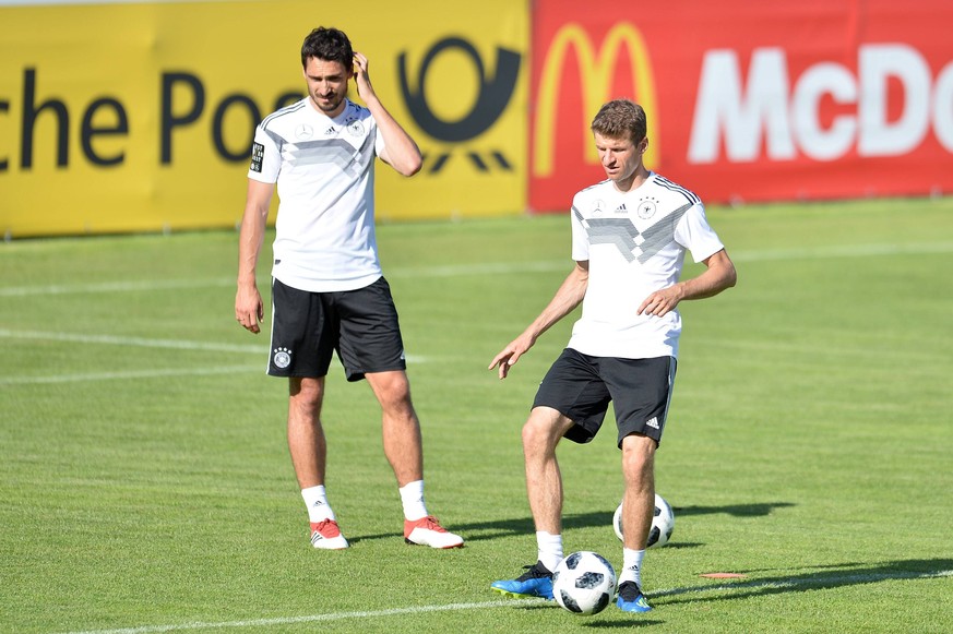 Mats Hummels und Thomas Müller. Nicht im Bild – aber bei einer FIFA-Fußball-Weltmeisterschaft dabei – Sebastian Rudy.