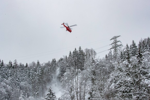 THEMENBILD - Schneechaos in der Steiermark, ein Hubschrauber Fliegt die 110kV Hochspannungsleitung ab und befreit umliegende Baeume von Schnee, aufgenommen am 12.01.2019, Landl, Oesterreich // a helic ...