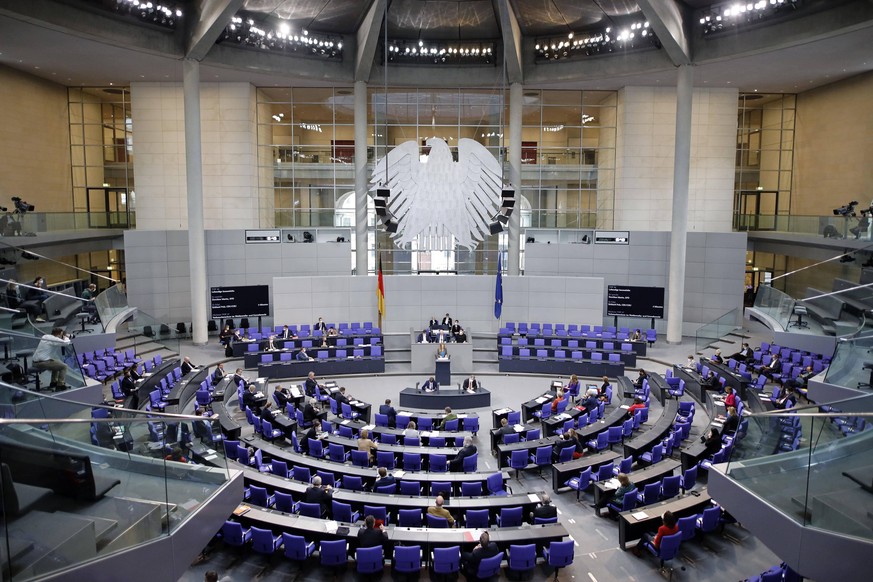Der Bundestag mit Bundesadler in der 219. Sitzung des Deutschen Bundestages im Reichstagsgeb