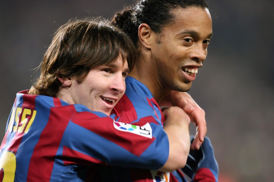 Bildnummer: 01898396 Datum: 22.01.2006 Copyright: imago/PanoramiC
Lionel Messi (li.) und Ronaldinho (beide FC Barcelona) - Torjubel; Vdig, quer, close, jubeln, Jubel, Umarmung, umarmen, L�cheln, Lach ...