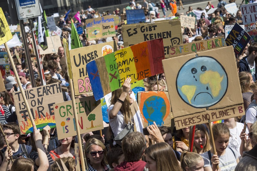 Koeln, DEU, 24.05.2019 Klimastreik, Schulstreik, Fridays For Future Demonstration, Schueler demonstrieren auf dem Roncalliplatz am Koelner Dom gegen den Klimawandel