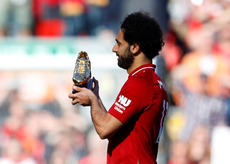 Soccer Football - Premier League - Liverpool vs Brighton &amp; Hove Albion - Anfield, Liverpool, Britain - May 13, 2018 Liverpool&#039;s Mohamed Salah celebrates with the Golden Boot after the match R ...