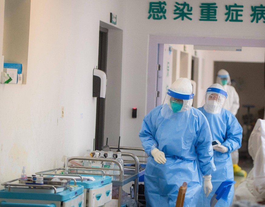 MItarbeiter des Union Hospitals in Wuhan in der Abteilung für Infektionskrankheiten.