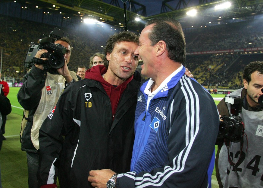 Thomas Doll traf 2007 als BVB-Trainer unter großem Medienrummel auf Huub Stevens, seinen Nachfolger beim HSV. Ob der "Knurrer von Kerkrade" hier lacht oder wegen des "dollen" Nackenschlags vor Schmerz ...