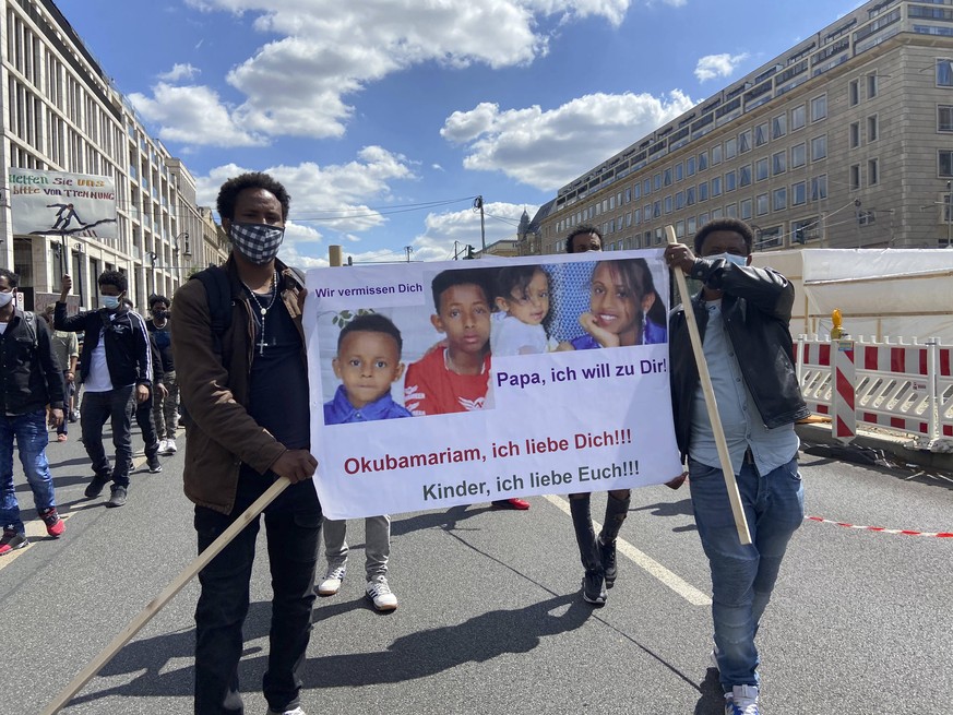 Auch Geflüchtete haben ein Recht auf Familie Eritreaische Flüchtlinge protestieren für ihren Rechtsanspruch auf Familiennachzug. Auf Grund Bürokratischer Hürden der deutschen Regierung müssen ihre Kin ...