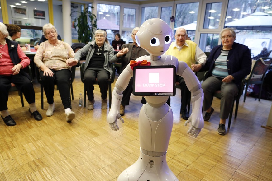 19.11.2018 Siegen im Marienheim gibt es in Zusammenarbeit mit der Uni Siegen einen Roboter der Senioren unterhaelt und sie zu Bewegungen animiert . Er soll die Altenpfleger in Zukunft unterstuetzen ** ...