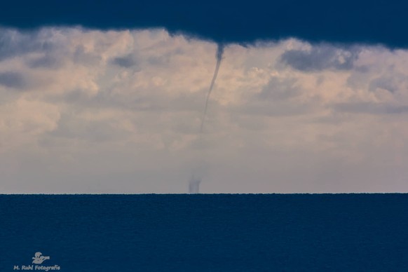 Gut auf den Aufnahmen des Fotografen zu erkennen: der Tornado berührte die Ostsee.