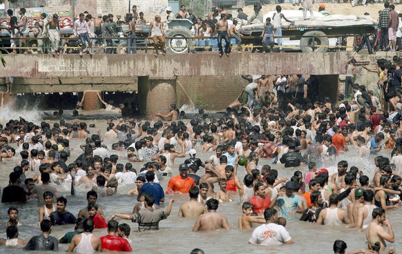 People cool off at the famous Canal in Lahore, Pakistan 10 June 2007. At least 13 people died and dozens more fainted during the last couple of days as Pakistan reeled under a grip of intense heat wav ...