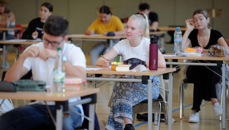 Die Deutsch-Abiturprüfung findet am Mittwoch 20.05.2020 im Ludwigsgymnasium in Saarbrücken statt. Durch die Corona-Krise gibt es einige Vorschriften. Die Tische wurden desinfiziert und auf Abstand ges ...