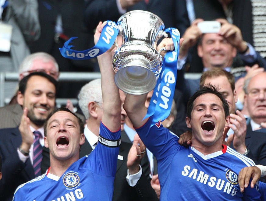 File photo dated 15-05-2010 of Chelsea s John Terry (left) and Frank Lampard (right) celebrate with the FA Cup Trophy John Terry Highs and Lows PUBLICATIONxINxGERxSUIxAUTxONLY Copyright: xNickxPottsx  ...