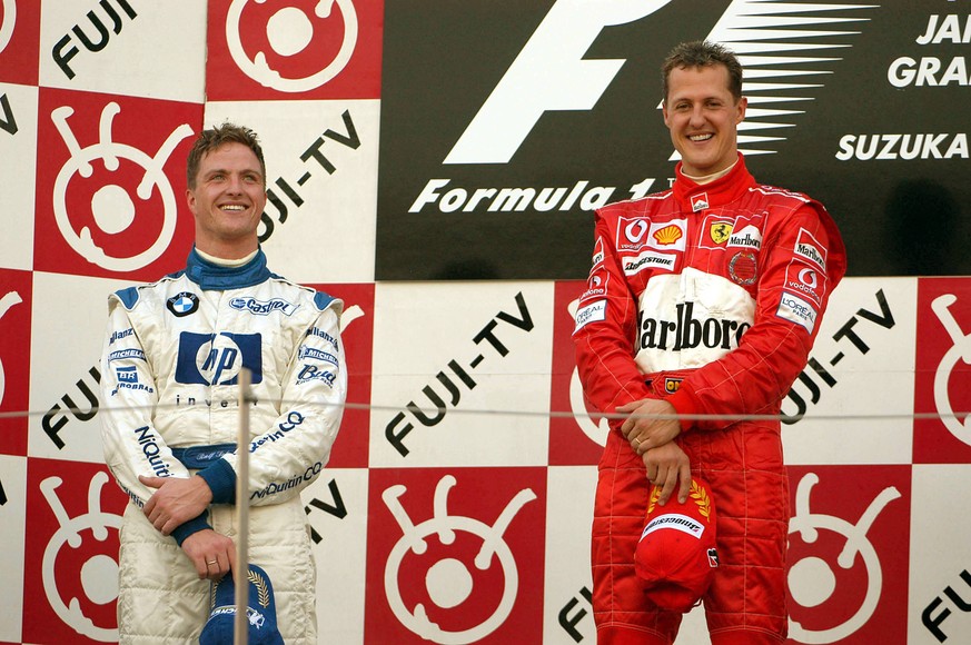 Brüderpaar auf dem Podium: Michael (r.) und Ralf Schumacher feiern ihren familiären Doppelsieg beim Großen Preis von Japan 2004.