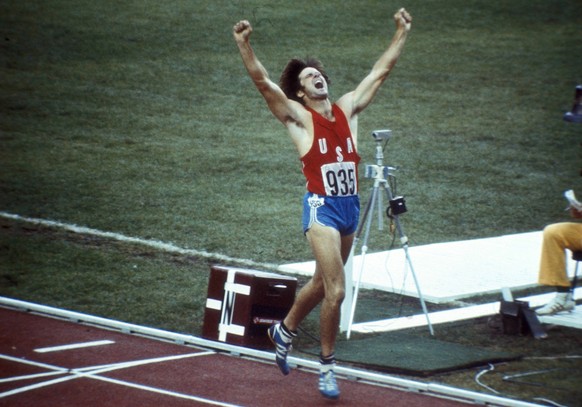 Nach 1500 Metern ist es geschafft: Jenner überquert die Ziellinie als Olympiasieger.