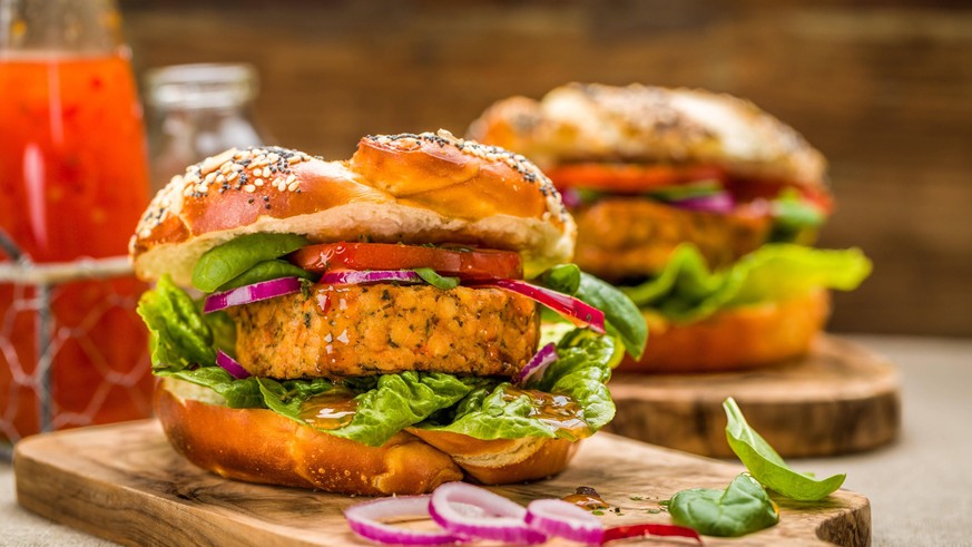 Vegetarische Burger sehen lecker aus, doch was steckt drin?
