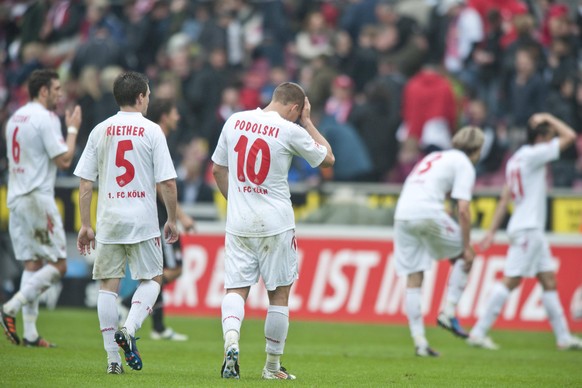 Podolski trottet mit Scham und Trauer den Fans entgegen