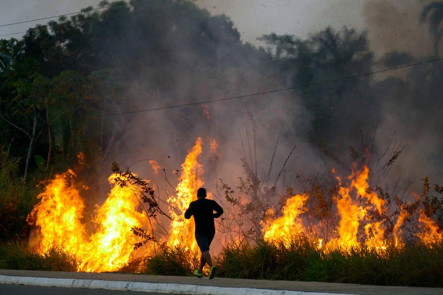 LABREA, AM - 11.08.2020: QUEIMADAS EM AEROPORTO DE LABREA AM - Burnings in a forest area inside the airport of the municipality of LABREA AM, this Tuesday afternoon 11, in the south of Amazonas. The f ...