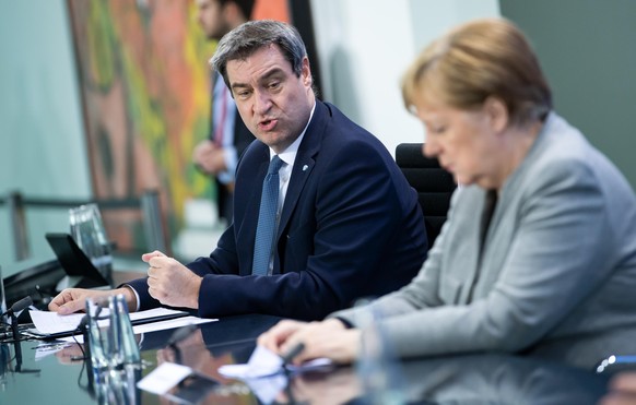 15.04.2020, Berlin: Markus S�der (l, CSU), Ministerpr�sident von Bayern, und Bundeskanzlerin Angela Merkel (CDU) �u�ern sich bei einer Pressekonferenz nach der Schaltkonferenz von Bundeskanzlerin Merk ...
