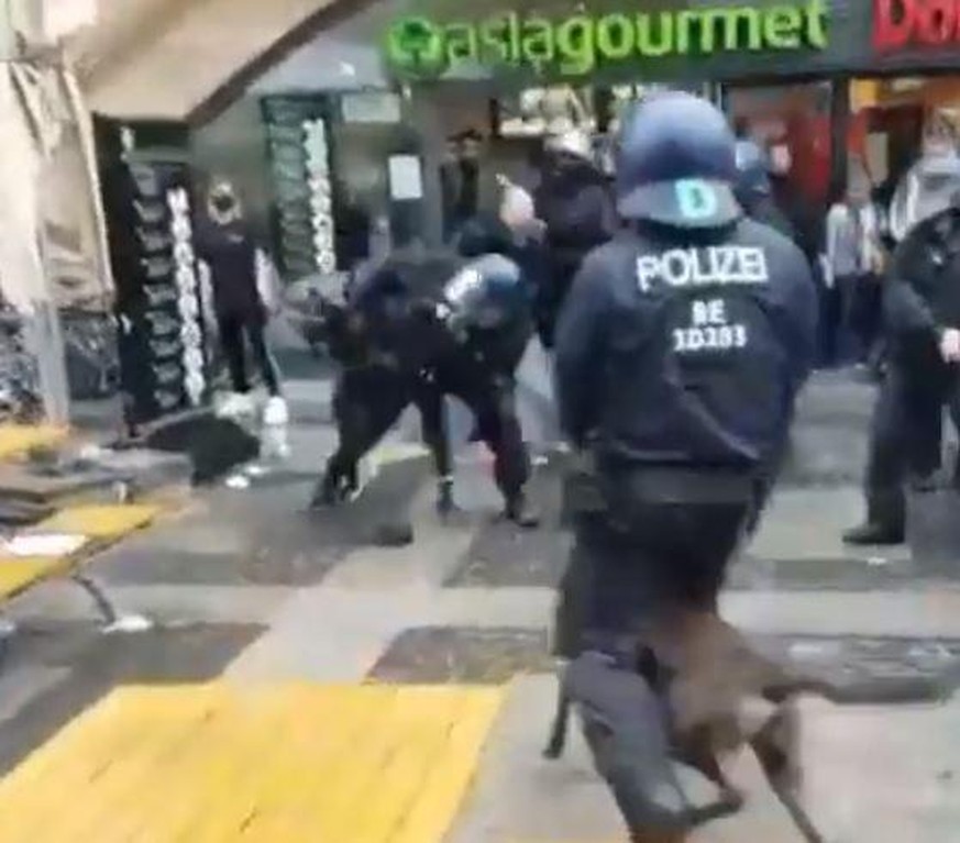 Mehrere Polizisten ringen am Samstag am Alexanderplatz einen schwarzen Mann zu Boden. Auch Hunde waren dabei im Einsatz.
