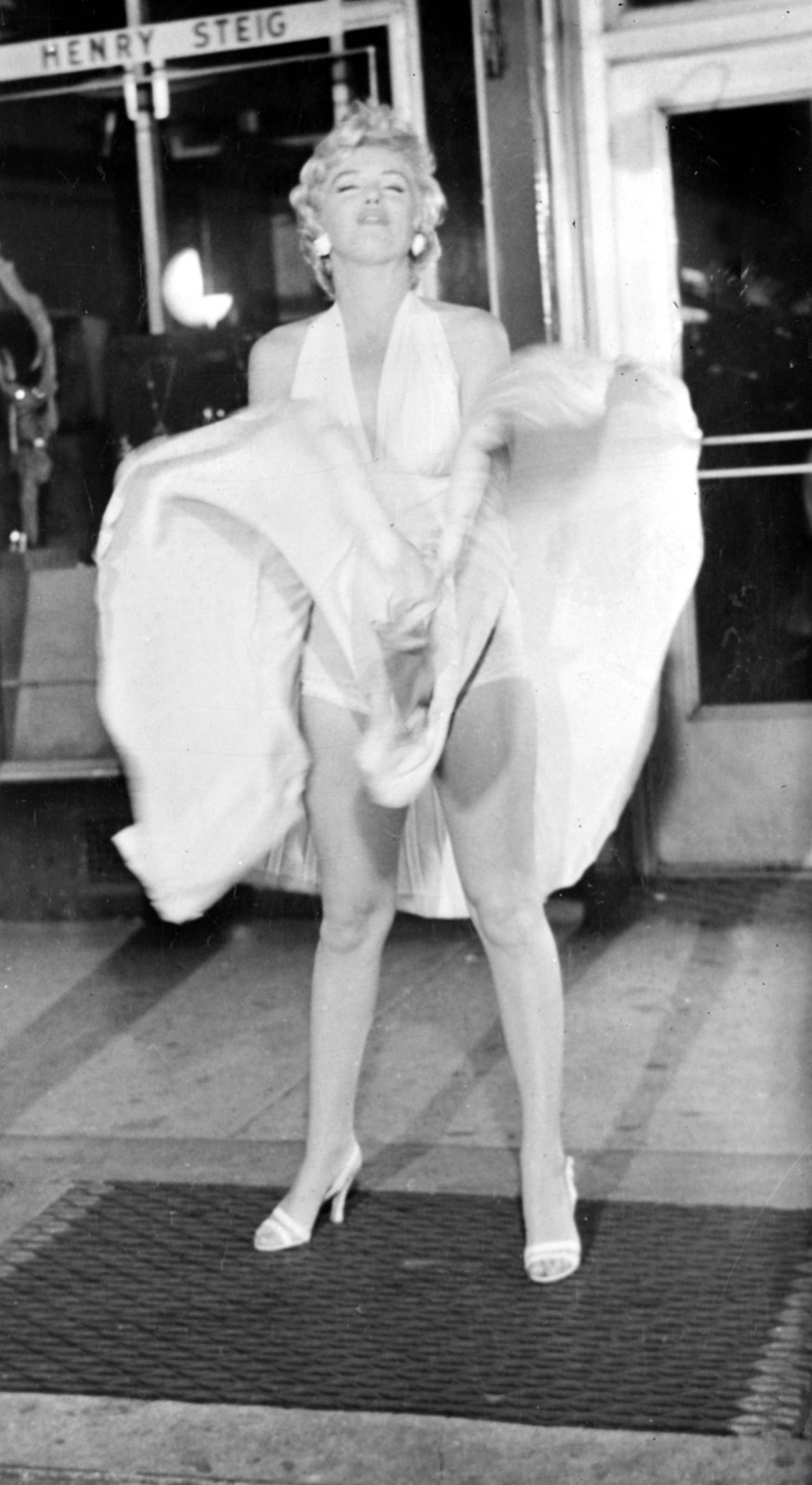 Bildnummer: 60231338 Datum: 01.01.1900 Copyright: imago/United Archives International
New York: Making a series of scenes for the new film Seven Year Itch in Downtown Manhattan, New York, Marilyn Monr ...