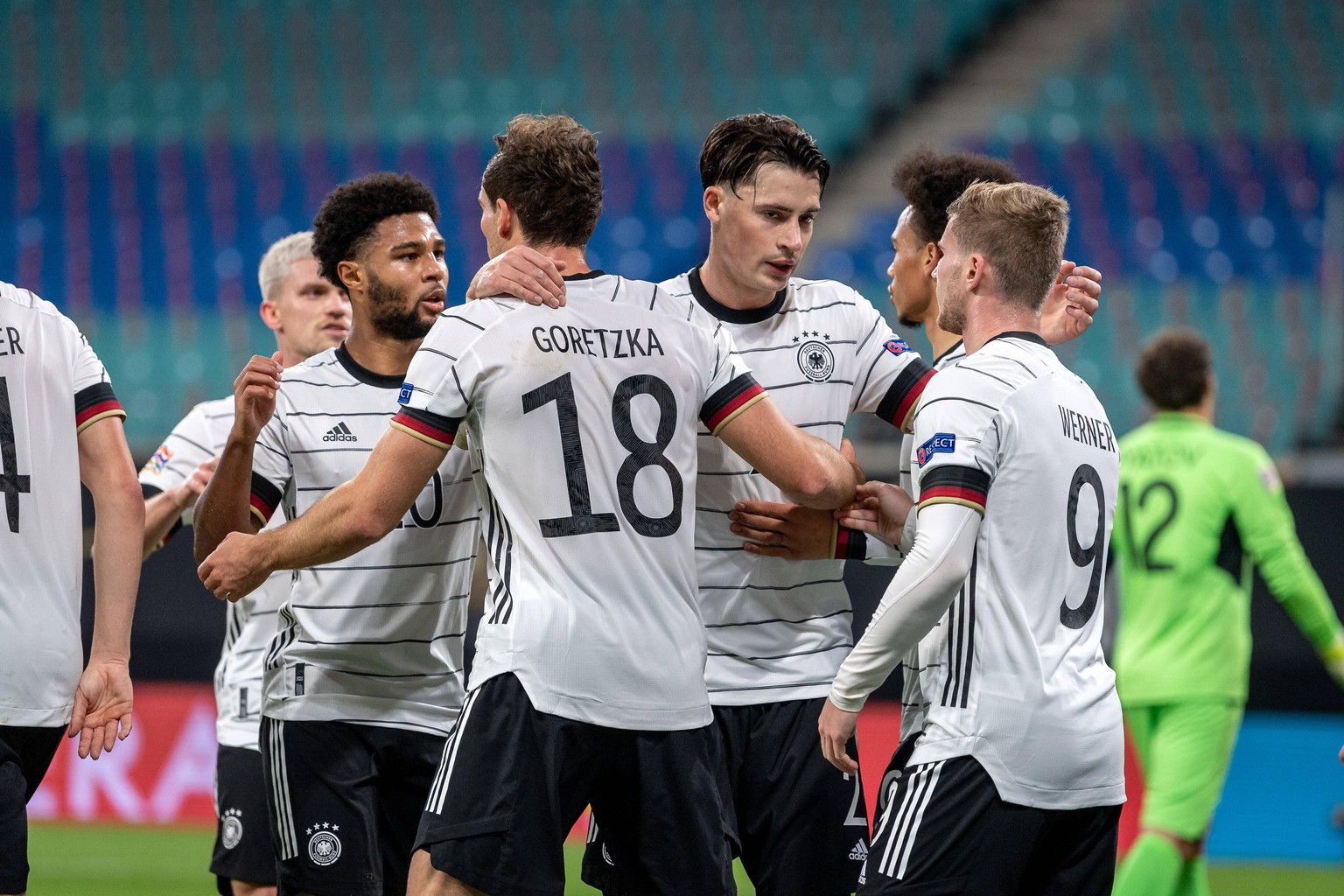 Beim 3:1-Sieg der Nationalmannschaft gegen die Ukraine in der Nations League überzeugten Leon Goretzka (Nr. 18) und Robin Koch (rechts neben ihm) im Mittelfeld. Am Dienstag kann Deutschland mit einem  ...