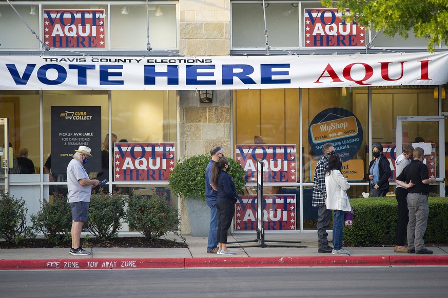 October 13, 2020: Austin, Texas, USA: Voters line up outside of the Southpark Meadows Mega-Center, Polls opened at 7 a.m. and hundreds of voters came out early to cast their votes. Austin USA - ZUMAc0 ...
