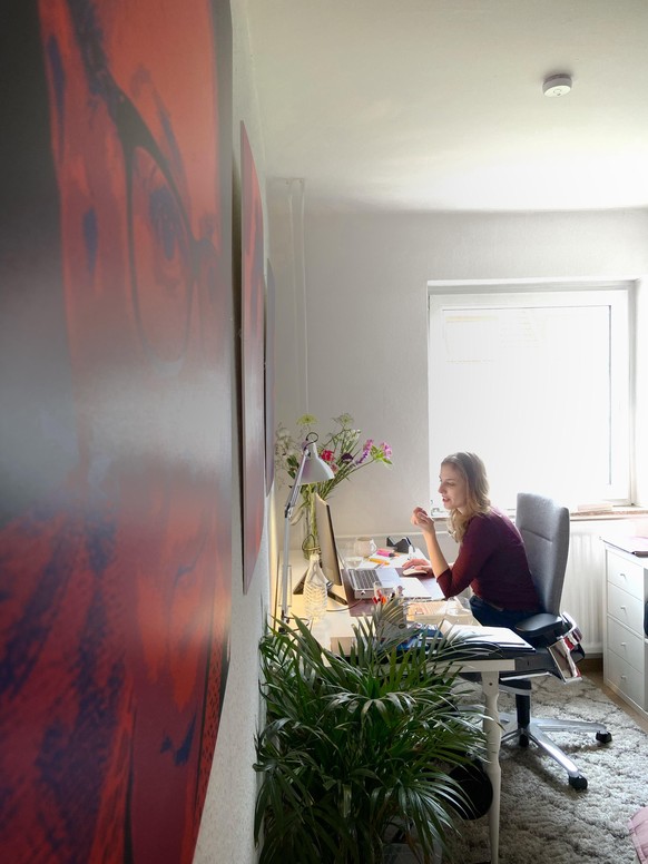 Wahlkampf im Remote-Modus: Wiebke Winter bei einem Videogespräch in ihrem Arbeitszimmer. Vor ihr an der Wand Porträts von Ruth Bader Ginsburg, Ursula von der Leyen, Kamala Harris.