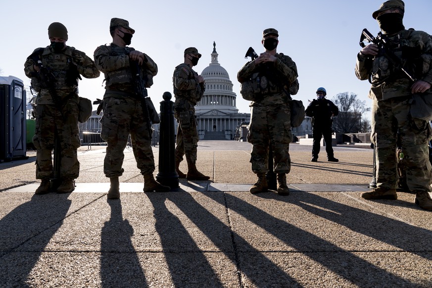 dpatopbilder - 03.03.2021, USA, Washington D.C.: Mitglieder der Nationalgarde von Michigan und der Kapitol-Polizei stehen vor dem US-Kapitol. US-Sicherheitskr