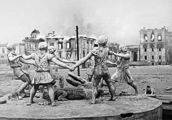 Stalingrad. The railway station square was bombed by German aviation. PUBLICATIONxINxGERxAUTxONLY 377943