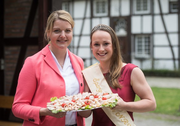 Spargelkönigin Christina mit Spargel-Fangirl und NRW-Landwirtschaftsministerin Christine Hengeman.