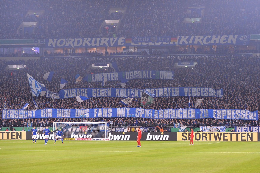 Die Schalke-Fans hatten vor dem Spiel gegen den FC Bayern eine Botschaft an den DFB