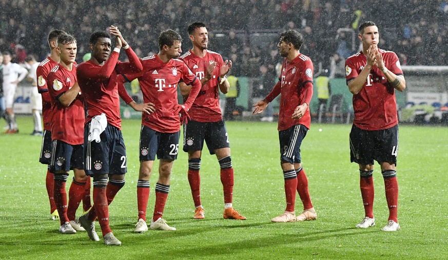 Bayern&#039;s players stand on the pitch disappointed after the German soccer cup, DFB Pokal, match between the 4th divisioner SV Roedinghausen and Bayern Munich in Osnabrueck, Germany, Tuesday, Oct.  ...