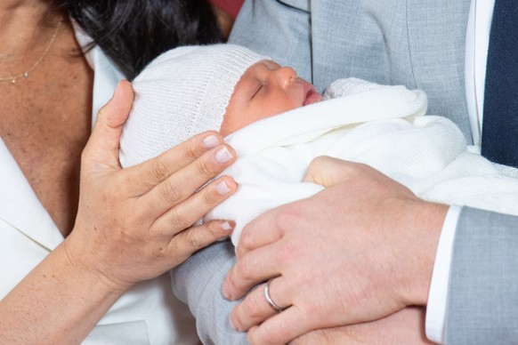 Britain&#039;s Prince Harry and Meghan, Duchess of Sussex are seen with their baby son, who was born on Monday morning, during a photocall in St George&#039;s Hall at Windsor Castle, in Berkshire, Bri ...